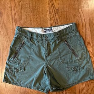 Women’s Columbia army green shorts size 6 with 5 inch inseam excellent condition